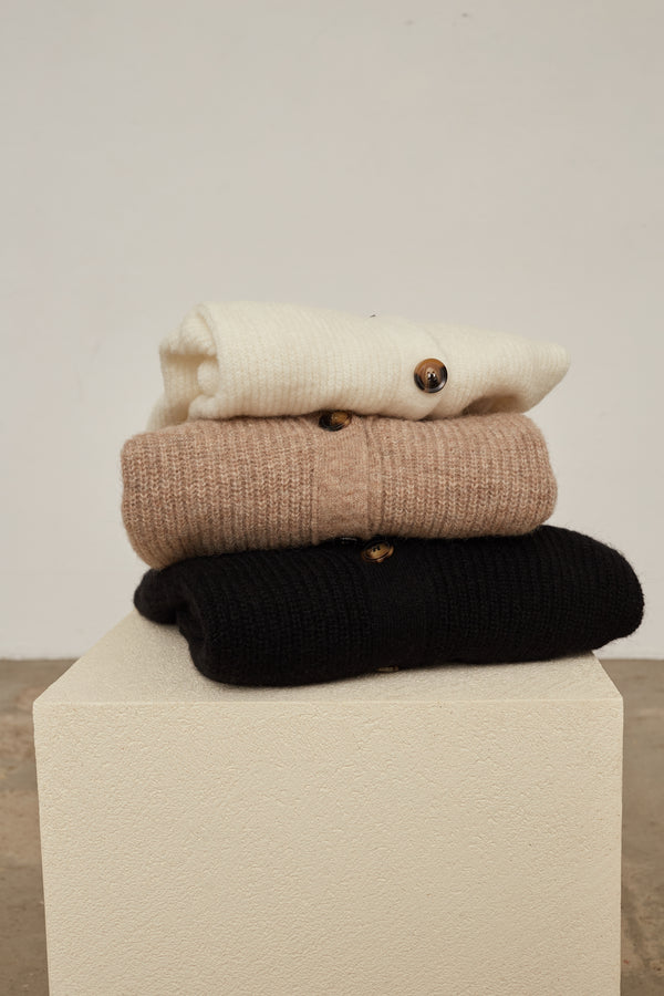 Merino, alpaca and cashmere. A few words about the properties.
